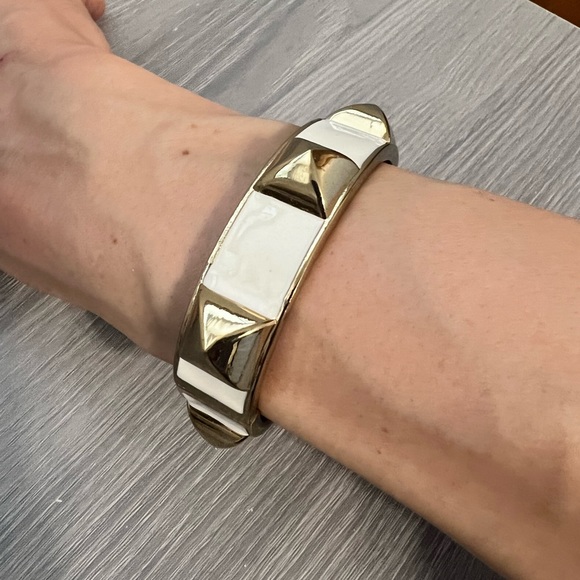 Vintage Hinged Bracelet with White Enamel and Gold Pyramids - Picture 2 of 6